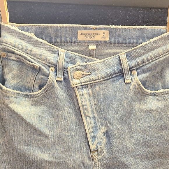 Abercrombie & Fitch Curve Love 90's Straight Leg Jean - Picture 3 of 4